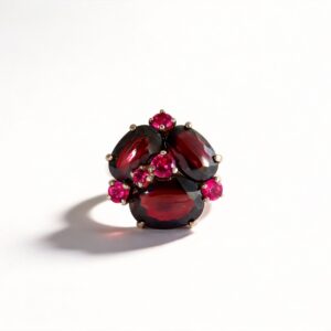 ANELLO CON PIETRE COLOR GRANATO